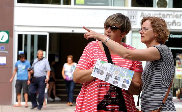 Una turista pregunta cómo orientarse en Logroño. 