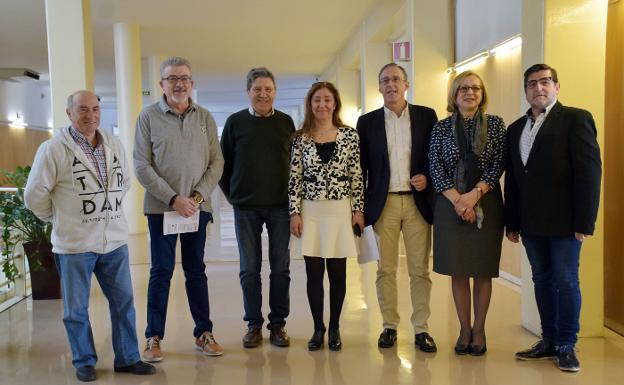 El concejal Ángel Sáinz Yangüela, con representantes vecinales en el Ayuntamiento. 