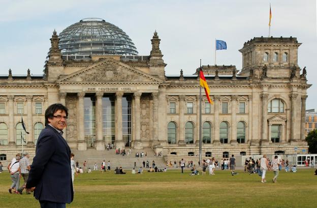 Carles Puigdemont posa frente al Parlamento alemán el pasado 23 de mayo. :: Marcelo del Pozo/ reuters
