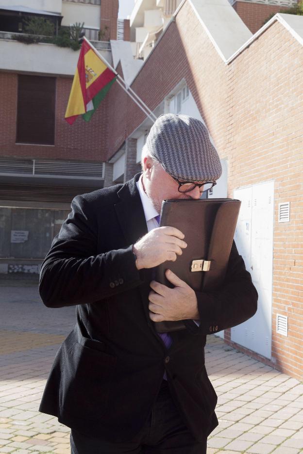 Villarejo sale del juzgado de Estepona tras declarar en una causa. :: efe