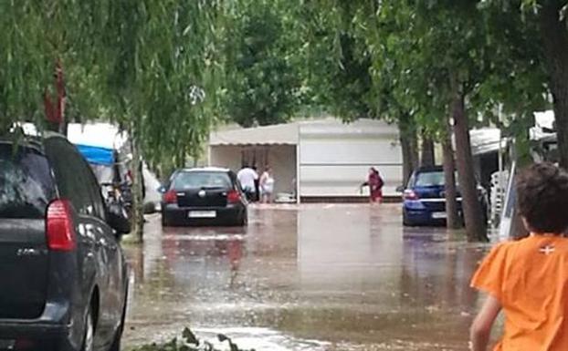 Carretera que une Entrena con Navarrete, muy cerca del camping desalojado.