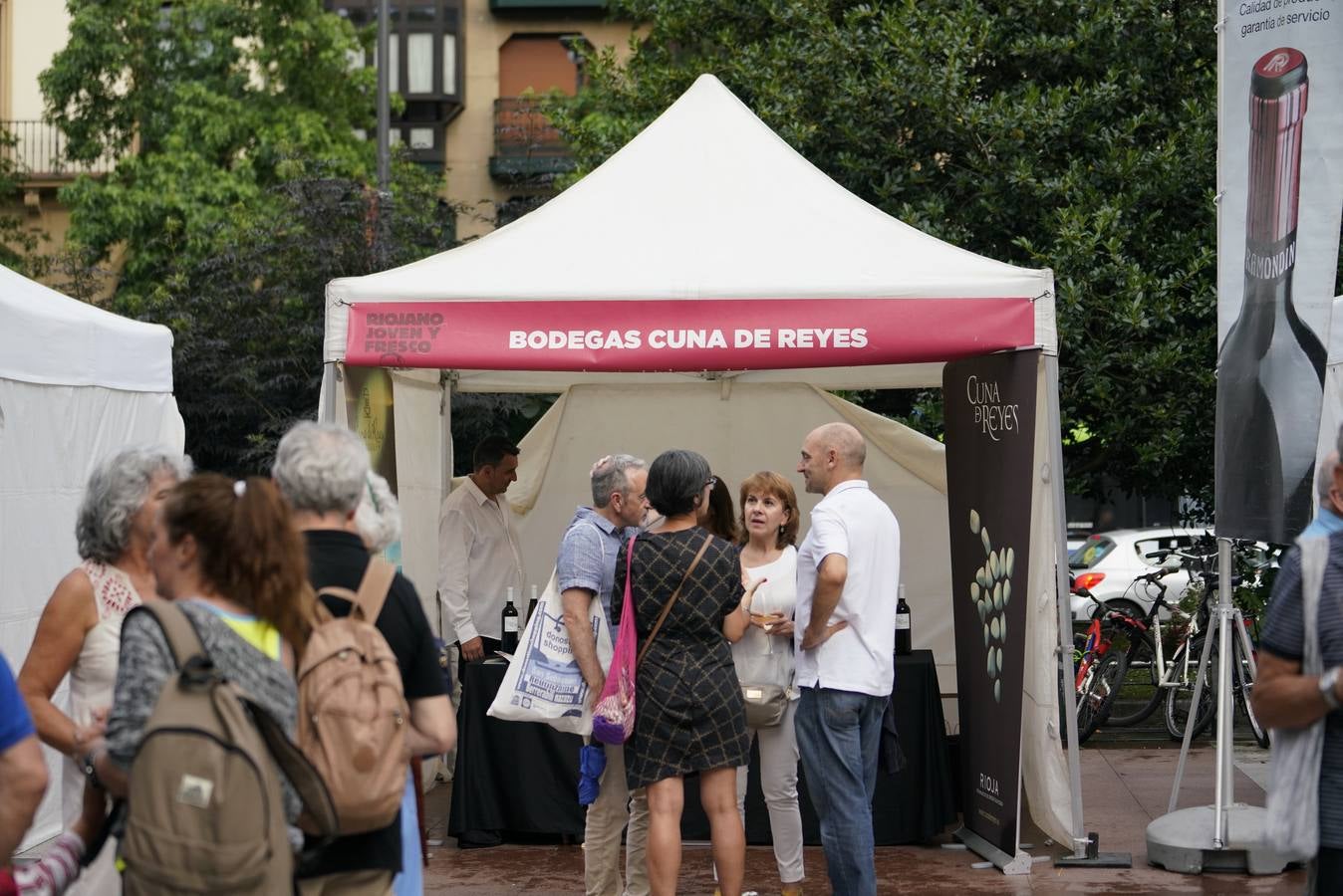 Las bodegas participantes pudieron mostrar sus vinos a los asistentes.