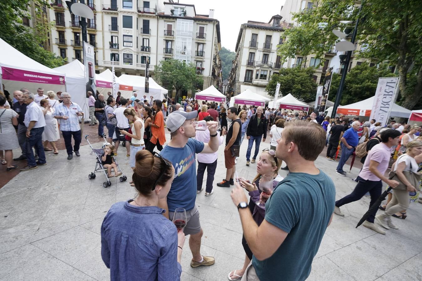 Centenares de personas probaron los vinos de Rioja en San Sebastián.