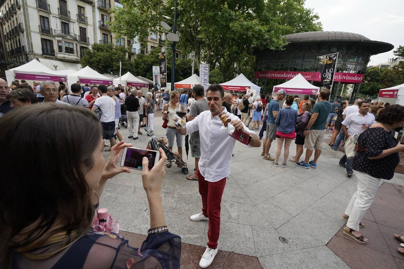 Centenares de personas probaron los vinos de Rioja en San Sebastián.
