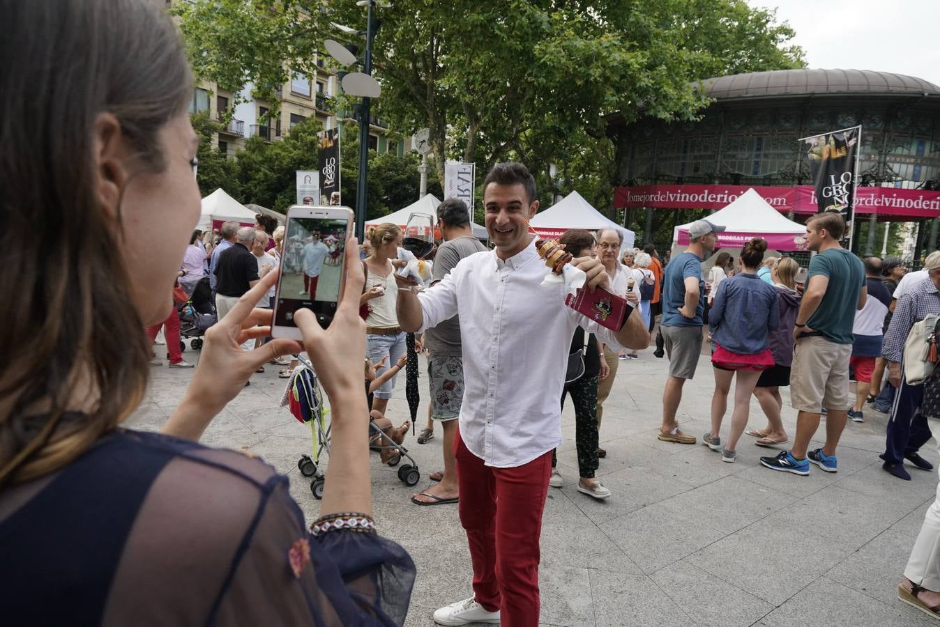 Centenares de personas probaron los vinos de Rioja en San Sebastián.