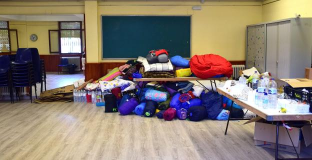 Sacos de dormir, mantas, botellas de agua y alimentos para asistir a los evacuados del camping de Navarrete. 