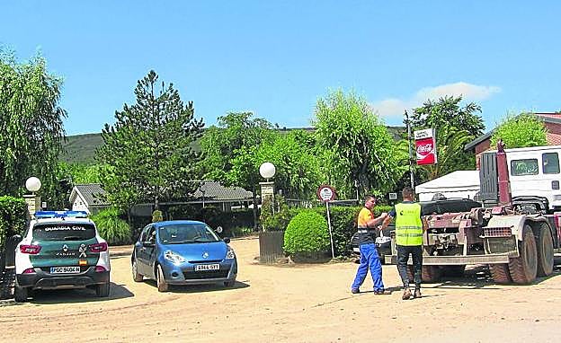 Una grúa llega al camping de Navarrete para llevarse los coches dañados de los campistas. 