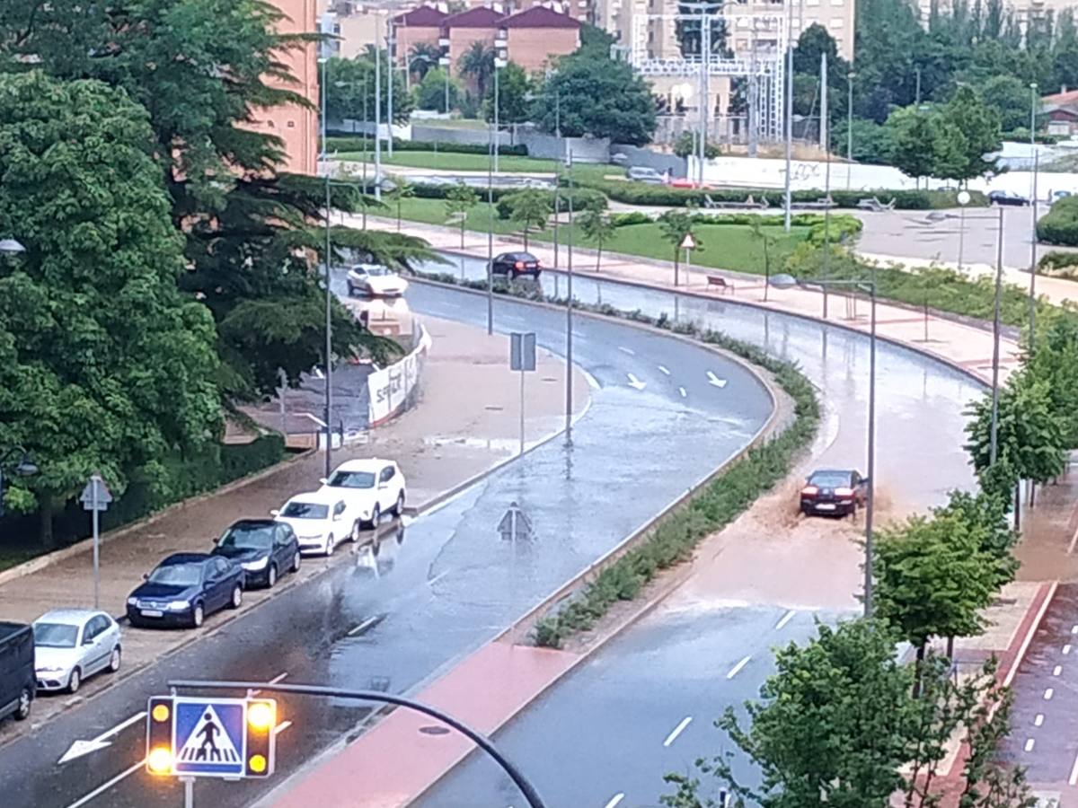 Han sido varios minutos en los que el granizo ha caído con fuerza provocando graves daños e inundaciones.