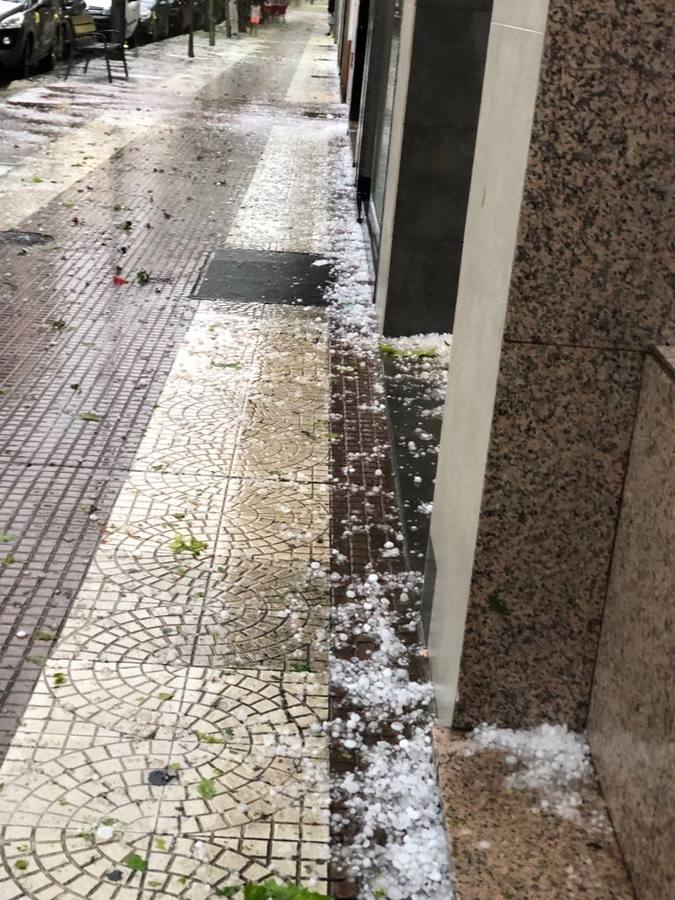 Han sido varios minutos en los que el granizo ha caído con fuerza provocando graves daños e inundaciones.