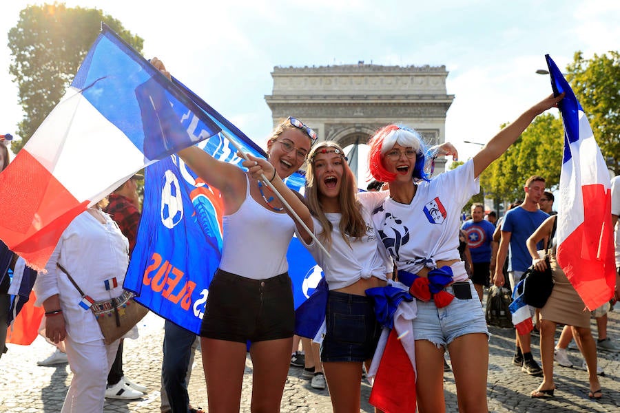 Los franceses se han echado a las calles de París apra celebrar el Mundial que ha ganado su selección en rusia.