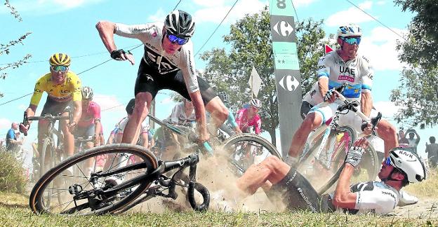 Nadie se salva.  Chris Froome también se dio contra el suelo en una etapa peligrosa.  