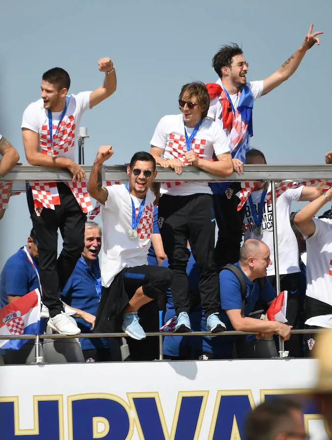 Miles de personas aclaman en Zagreb a los integrantes de la selección croata, subcampeona en el Mundial Rusia. 