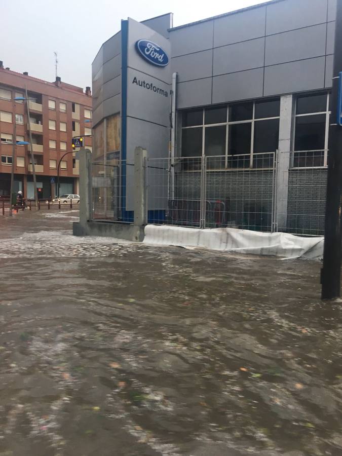 Nuestros lectores nos han enviado decenas de imágenes de los destrozos de la tormenta del domingo en Logroño.