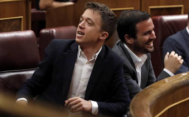 Íñigo Errejón (i) y el líder de IU, Albert Garzón, durante el pleno del Congreso. 