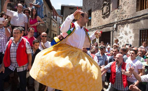 La ONCE dedicará el cupón del día 24 a la danza de los zancos de Anguiano