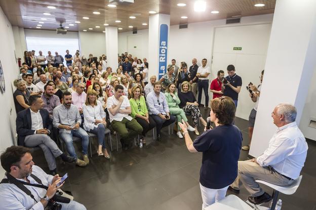 Santamaría interviene en el acto que convocó durante las primarias en el PP riojano. :: j. rodríguez