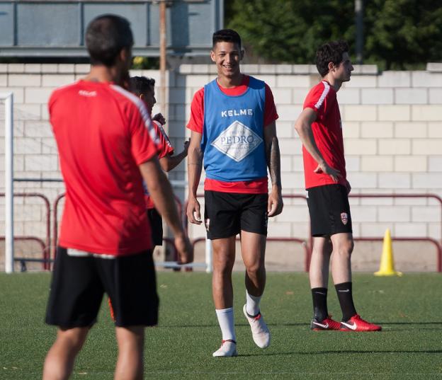 Marcos André sonríe entre un ejercicio y otro, durante el entrenamiento vespertino de ayer. :: díaz uriel
