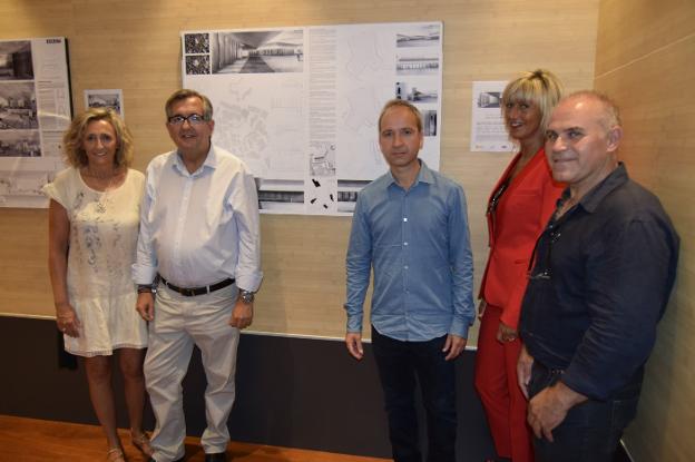 Arcéiz, Martínez-Portillo, Sánchez, Ortega y Fernández, ante el panel de la idea para las cloacas. :: s.s.j.