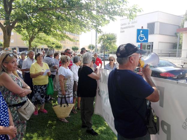 Manifestantes frente al centro de salud. :: j.l.