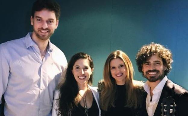 De genio a genio: Pau Gasol visita Pablo Sáinz Villegas en un concierto en EEUU