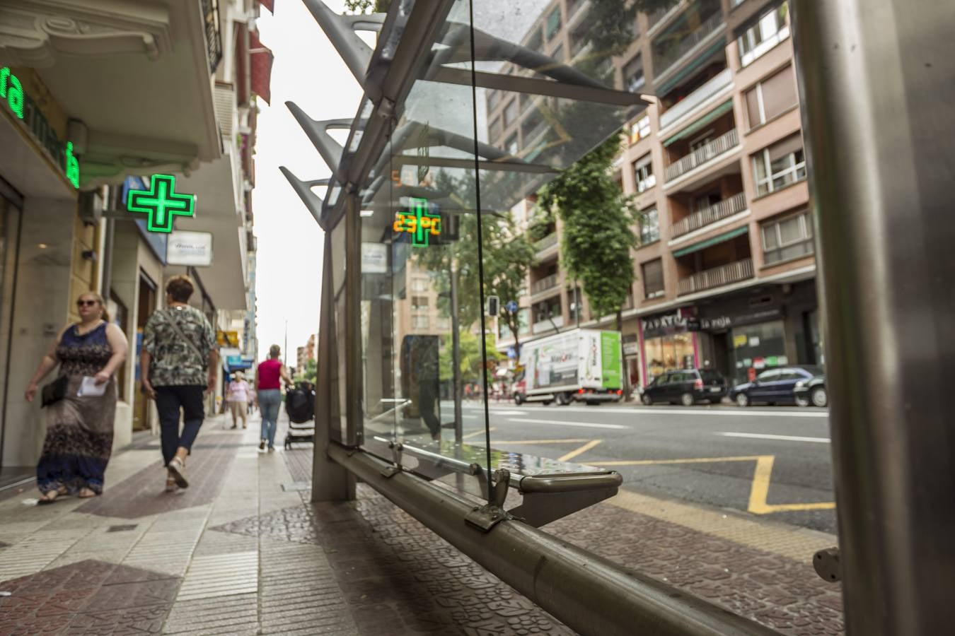 Decenas de marquesinas de Logroño han amanecido esta mañana con los cristales rotos, en lo que parece ser un acto vandálico que se ha repetido por casi toda la ciudad entre la 1 y las 5 de la madrugada. 