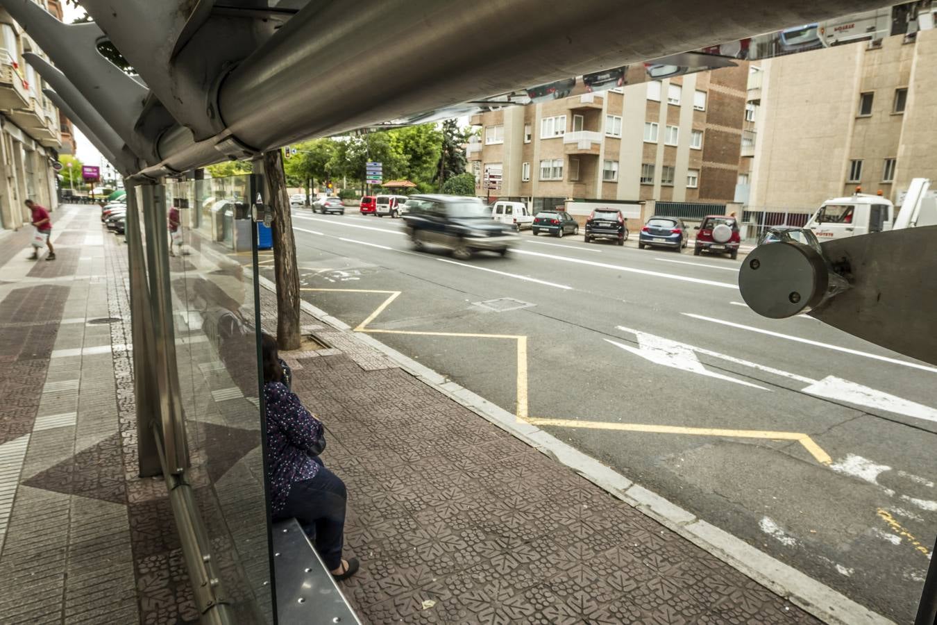 Decenas de marquesinas de Logroño han amanecido esta mañana con los cristales rotos, en lo que parece ser un acto vandálico que se ha repetido por casi toda la ciudad entre la 1 y las 5 de la madrugada. 