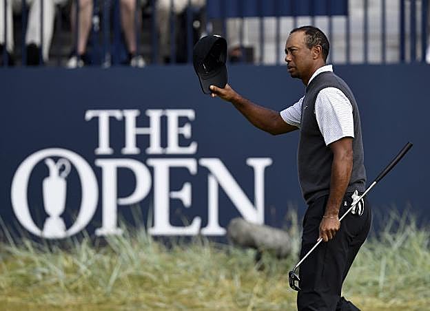 Tiger Woods saluda a los espectadores durante la tercera jornada del Open disputada ayer. :: efe