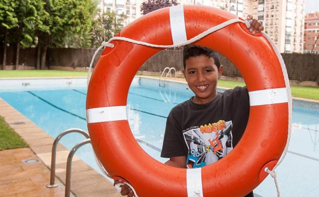 Fadel, en la piscina del edificio en el que reside en Logroño