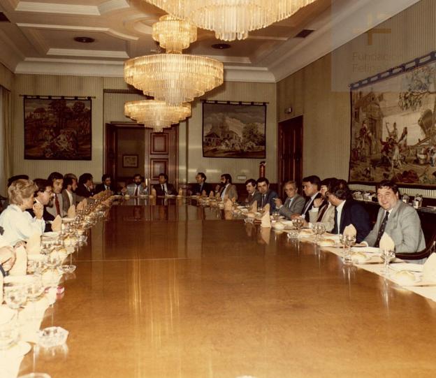 Martínez Sanjuán, junto a González, en una reunión mantenida en el Congreso con otros parlamentarios del PSOE en 1985. :: f.f.g.