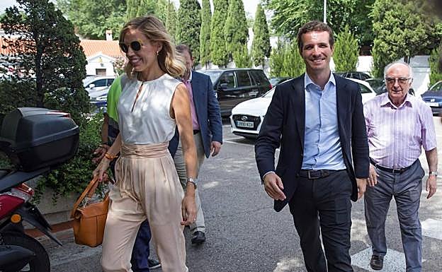 Pablo Casado acompañado por su esposa a su llegada a un restaurante de la capital para almorzar. 