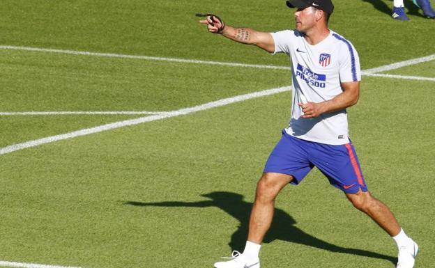 Simeone dirige un entrenamiento del Atlético. 