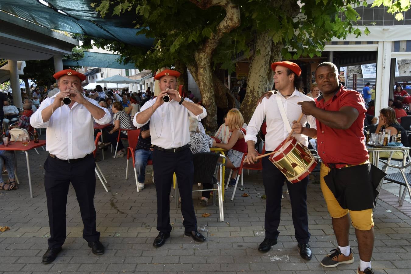 El comienzo de las fiestas de Santa Ana, en Cervera, tuvo ayer a los jóvenes como protagonistas.