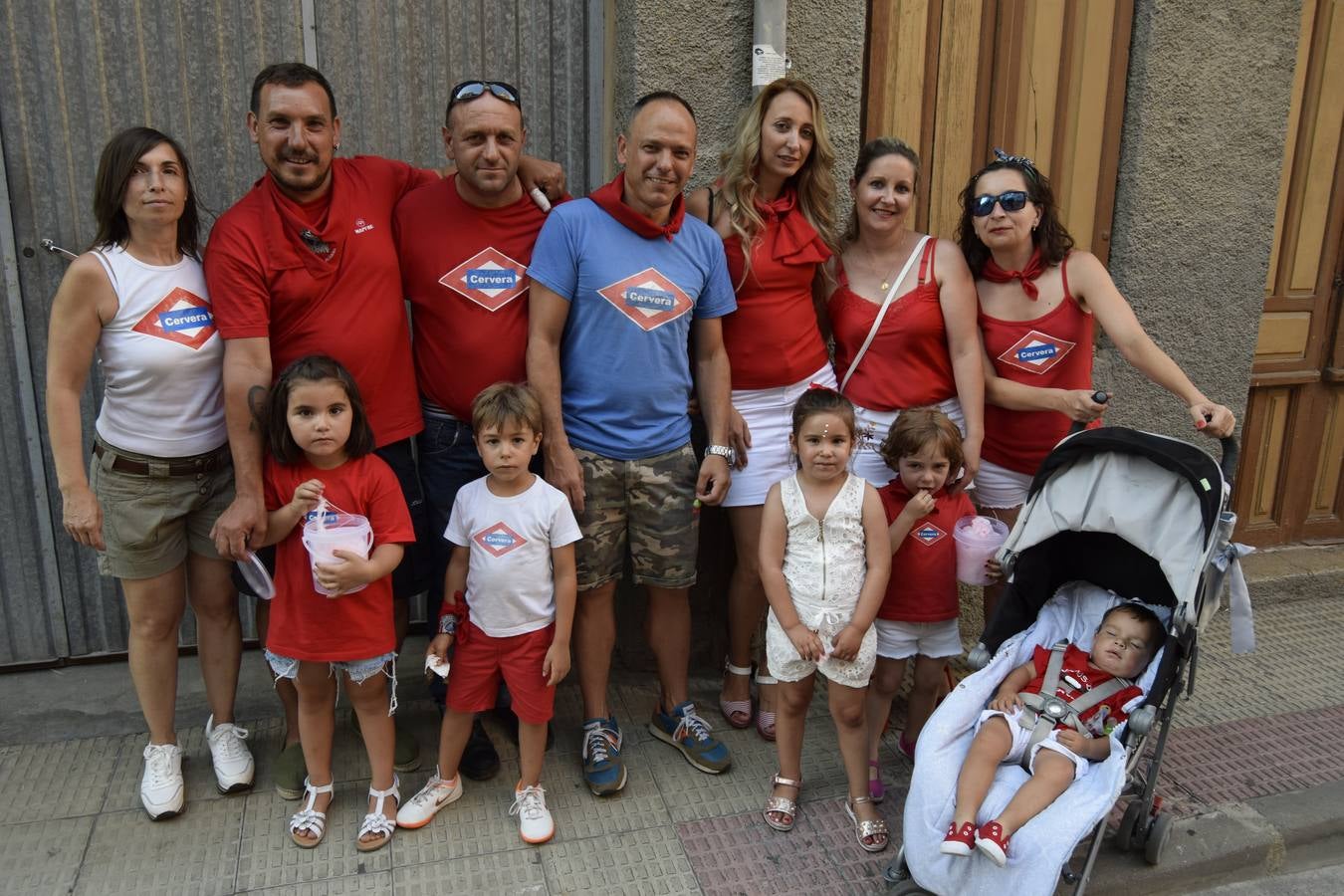 El comienzo de las fiestas de Santa Ana, en Cervera, tuvo ayer a los jóvenes como protagonistas.