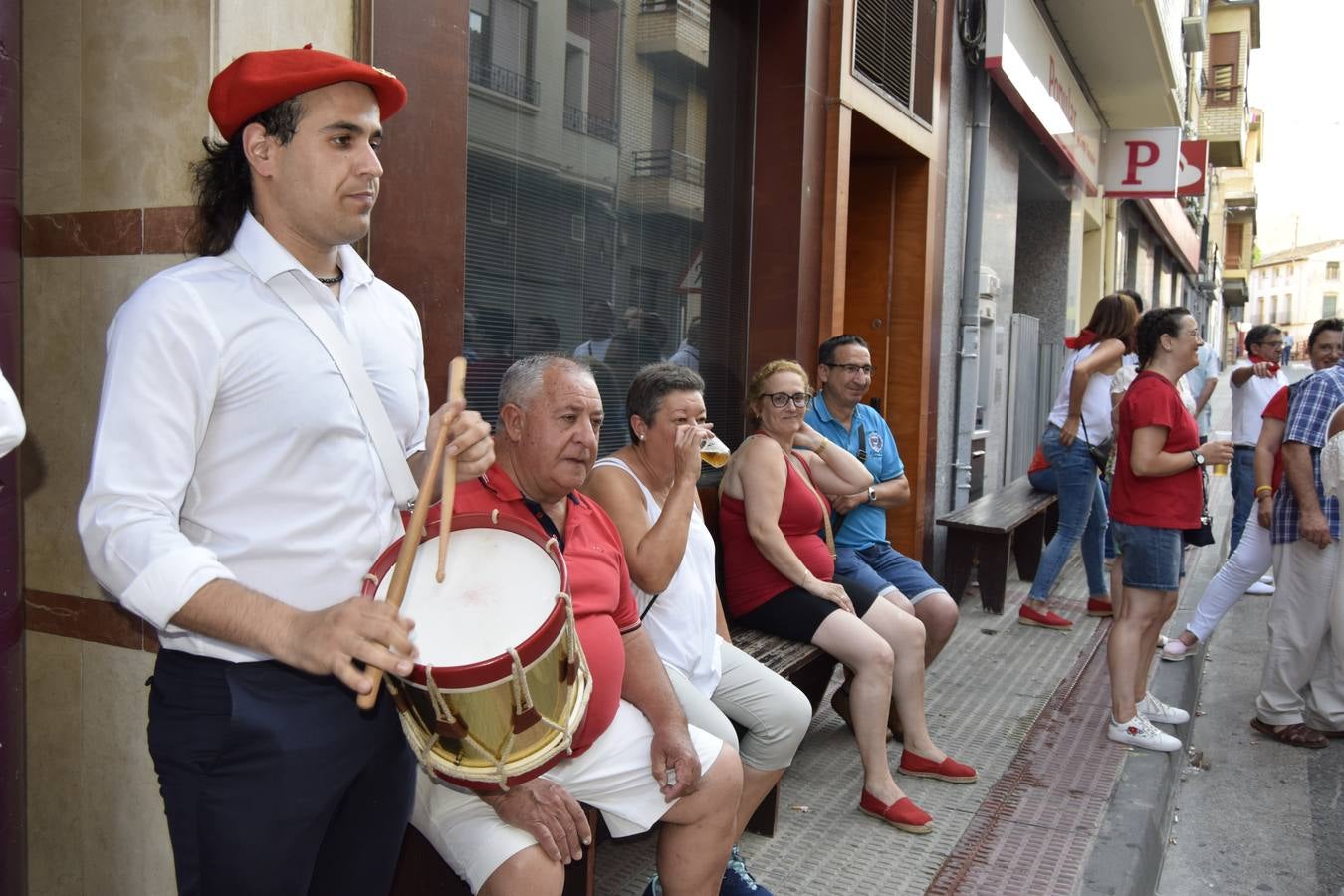 El comienzo de las fiestas de Santa Ana, en Cervera, tuvo ayer a los jóvenes como protagonistas.