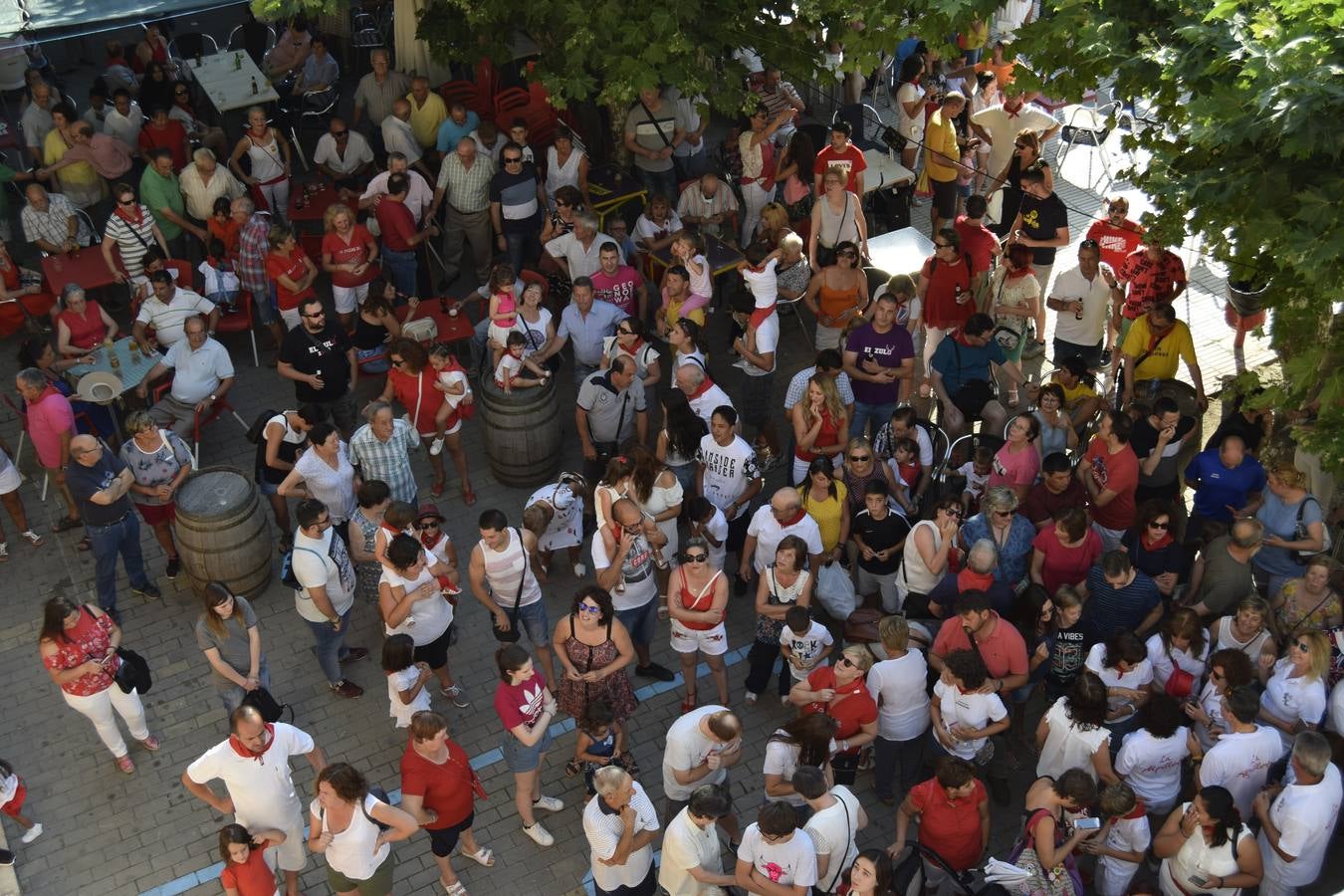 El comienzo de las fiestas de Santa Ana, en Cervera, tuvo ayer a los jóvenes como protagonistas.