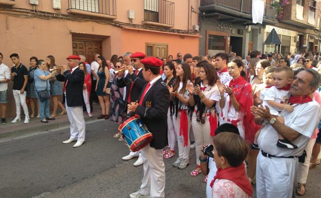 Jóvenes vestidas de 'gaitera' acompañaron este jueves a la procesión tras los dulzaineros, aunque sin llegar a bailar. 