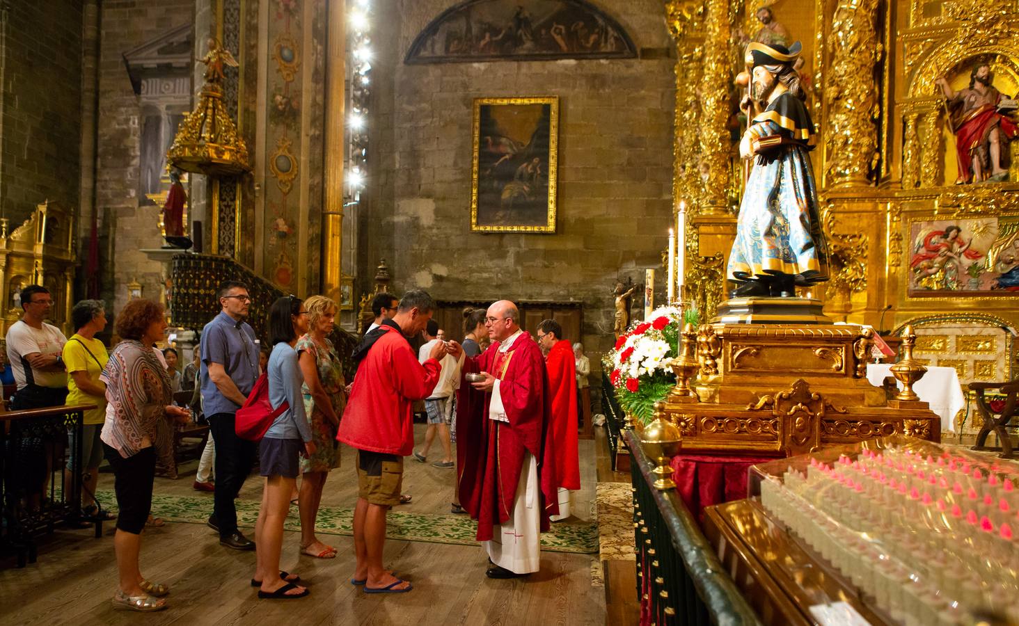 Cuelga desde una altura de veinte metros y «está pensado para homenajear a los peregrinos.