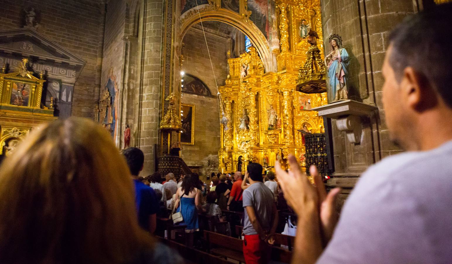 Cuelga desde una altura de veinte metros y «está pensado para homenajear a los peregrinos.