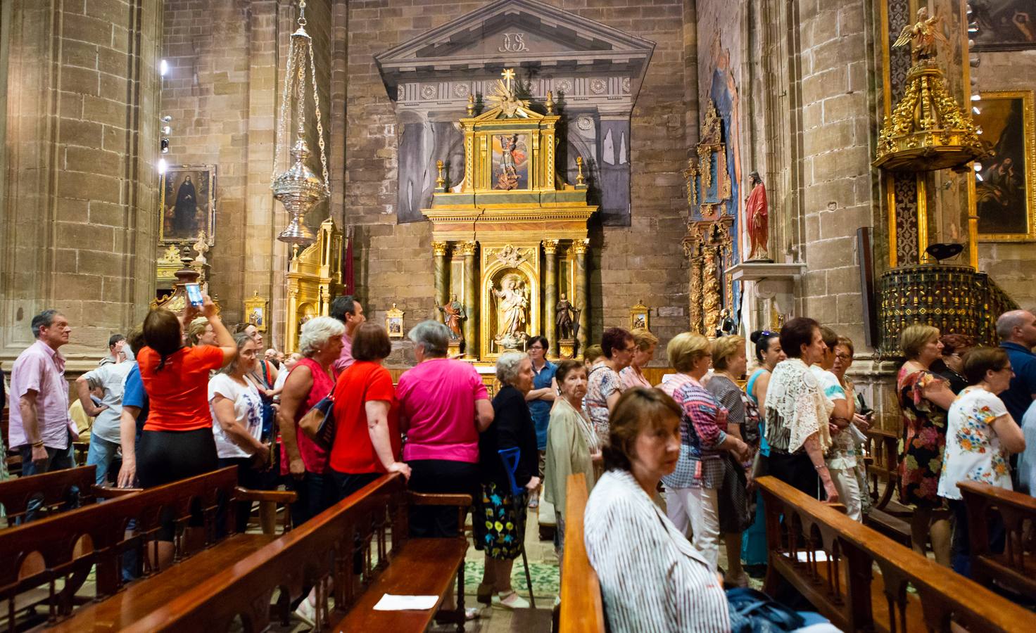 Cuelga desde una altura de veinte metros y «está pensado para homenajear a los peregrinos.