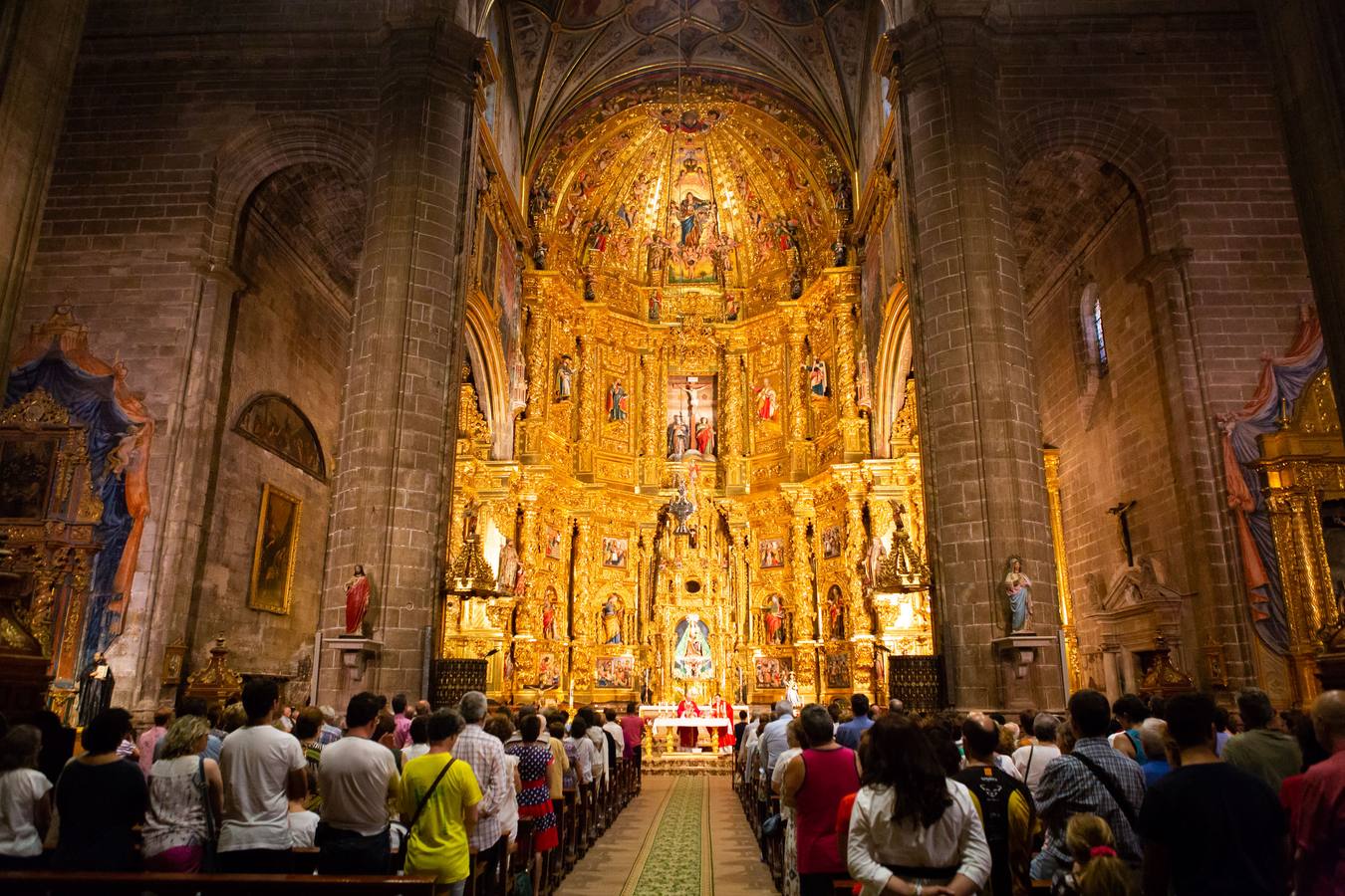 Cuelga desde una altura de veinte metros y «está pensado para homenajear a los peregrinos.