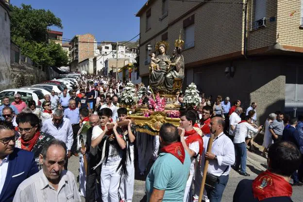 Numerosos devotos acompañaron a Santa Ana ayer en la procesión por las calles de Cervera del Río Alhama. :: s.s.j.
