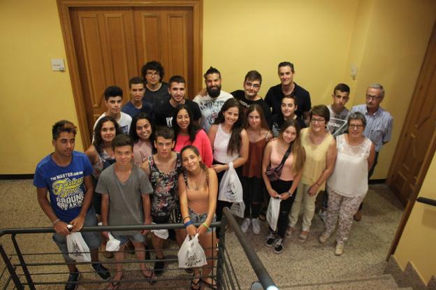 El grupo de jóvenes del campo de trabajo, con la alcaldesa de Alfaro, Yolanda Preciado. :: e.p.
