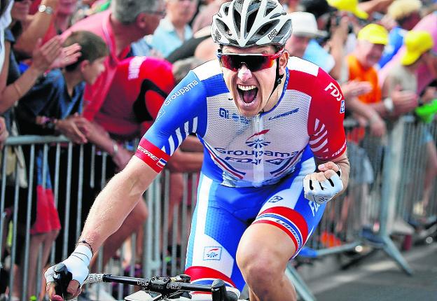 Arnaud Demare celebra su triunfo en Pau, un día antes de una jornada que previsiblemente elegirá al ganador de este Tour. :: reuters