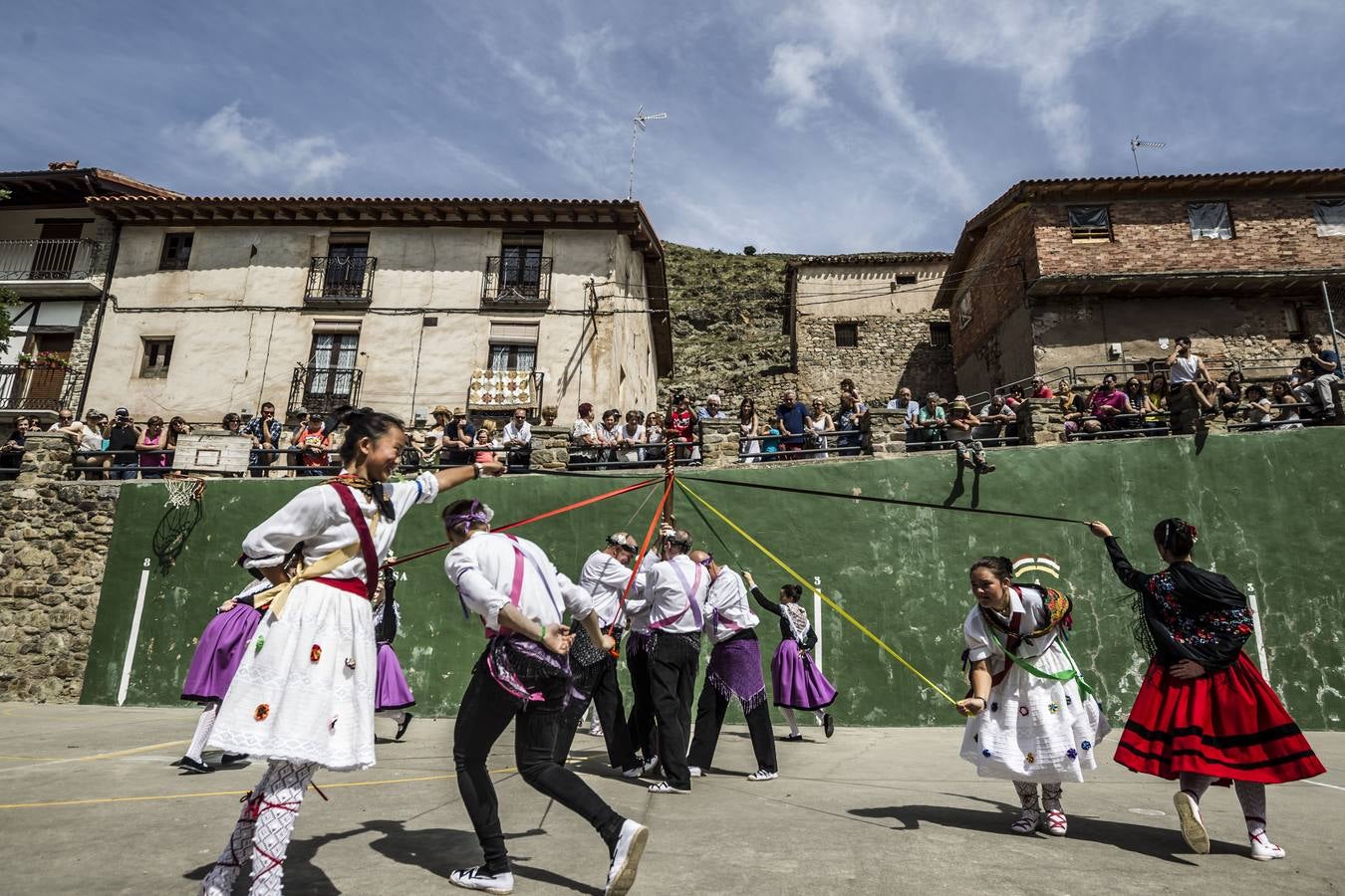 Un abarrotado y soleado Cabezón de Cameros acogió el tradicional día dedicado a esta comarca riojana