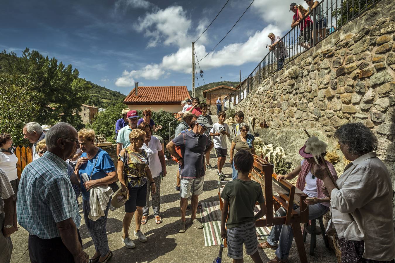 Un abarrotado y soleado Cabezón de Cameros acogió el tradicional día dedicado a esta comarca riojana