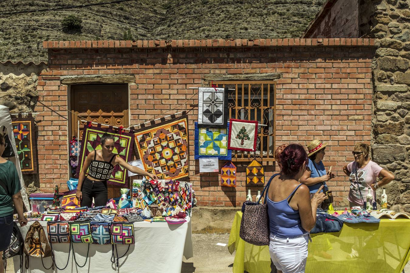 Un abarrotado y soleado Cabezón de Cameros acogió el tradicional día dedicado a esta comarca riojana