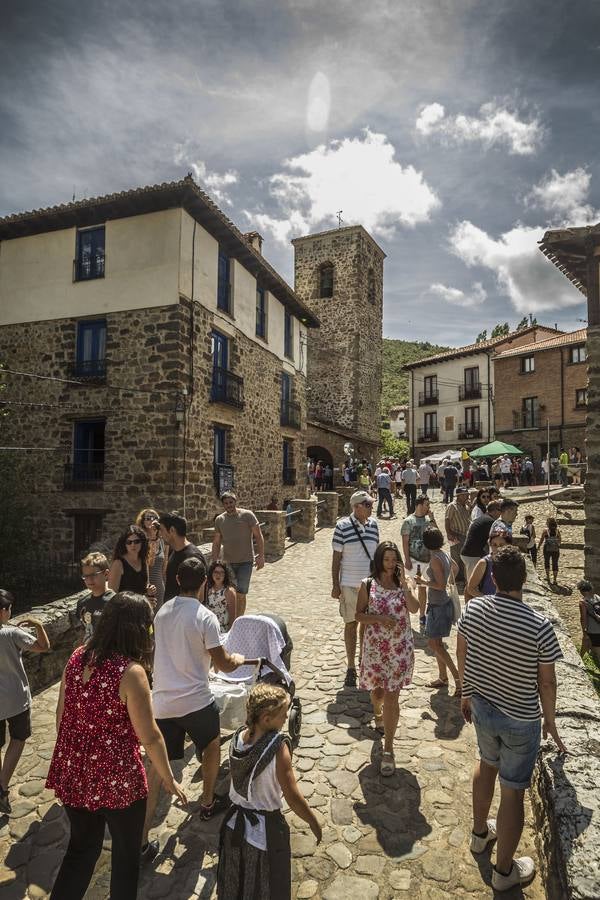 Un abarrotado y soleado Cabezón de Cameros acogió el tradicional día dedicado a esta comarca riojana