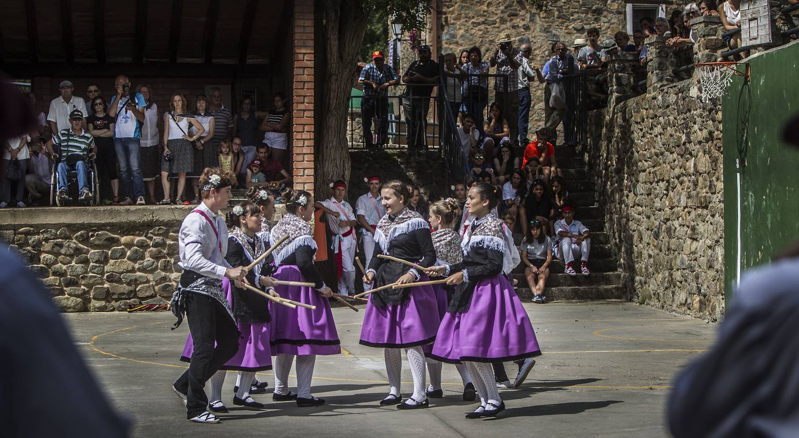 Un abarrotado y soleado Cabezón de Cameros acogió el tradicional día dedicado a esta comarca riojana