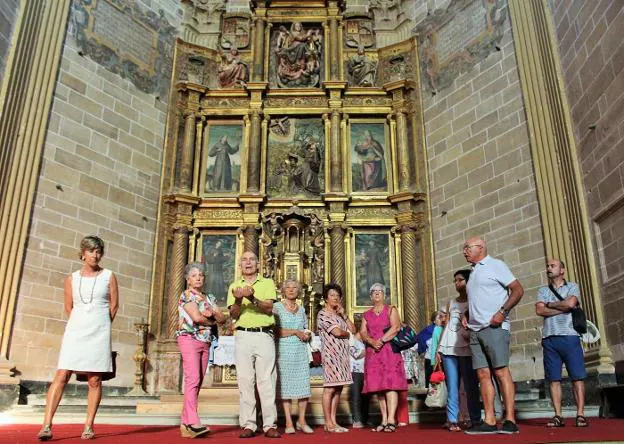 José Ignacio Palacios ofrece explicaciones a los participantes en la visita guiada al convento. :: D.M.A.
