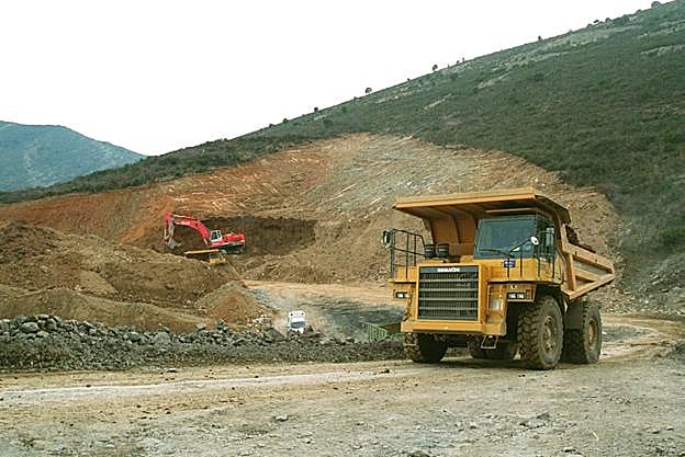 Primeras labores de desmonte en 1998 en el punto donde se levantó después la presa. :: La rioja